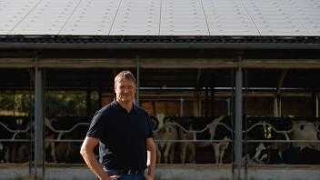 Solapanels auf dem Dach des Kuhstalls. LK: Biogas und Photovoltaik: Wie Landvolk-Chef Dirk Westrup auf seinem Hof Ökostrom erzeugt und was andere Landwirte davon lernen können. Foto: Michael Gründel