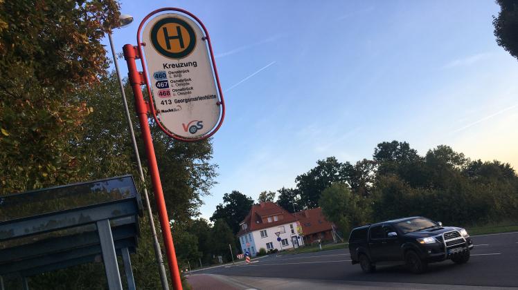 Kommt er? Oder kommt er nicht? An der Haltestelle in Wellendorf warten die Fahrgäste auf die Busse der Linien 467/468 häufiger mal vergeblich. 