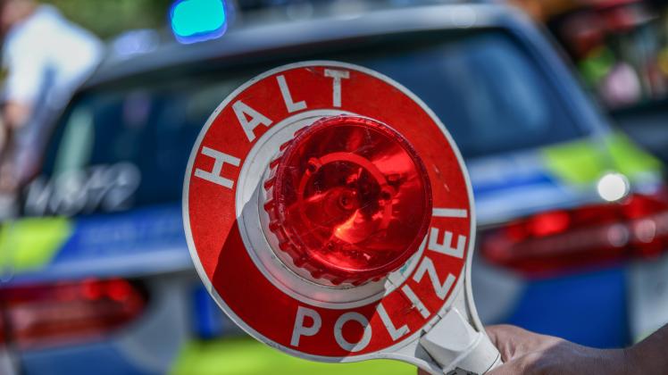 Themenbilder Polizei, 10.08.2022, Baden-Württemberg, Heubach: Polizei, Streifenwagen, Polizistin mit Handschellen, Festn