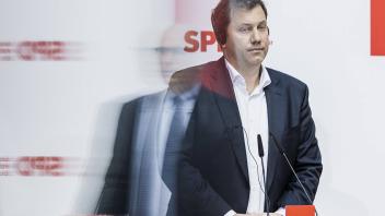 (R-L) Lars Klingbeil, SPD-Parteivorsitzender, aufgenommen im Rahmen einer Pressekonferenz mit Enrico Letta, Vorsitzende