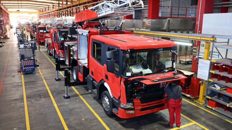 KINA - Zu Besuch in einer Fabrik für Feuerwehr-Fahrzeuge
