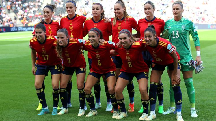 Spain v Finland - UEFA Women s Euro 2022 - Group B - Stadium MK (left to right, back to front) Esther Gonzalez, Irene Pa