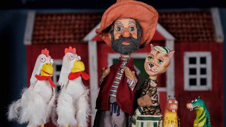 Mit liebevoll gestalteten Holzfiguren führt das Holzkopf Figurentheater in Bargteheide und Reinfeld den Kinderbuch-Klassiker „Petterson und Findus“ auf.