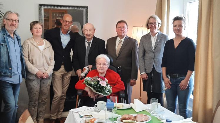 Vertreter von Landkreis und Kommune gratulierten Ilse und Werner Mundt ebenso wie das Team von St. Christophorus sowie Sohn Walter Mundt (links) und Tochter Hilke Specht (Zweite von links).