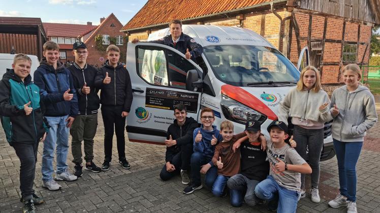 Große Freude über das neue Fahrzeug herrscht besonders bei den jugendlichen DRK-Helfern und dem Salzbergener Jugendrotkreuzleiter Bastian Bünker. 