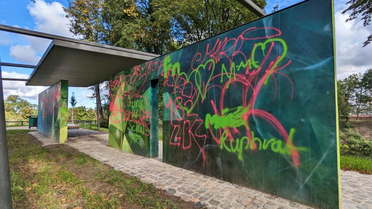 Kritzeleien und Graffiti verunstalten seit Tagen den neuen Pavillon auf der Rostocker Dreiwallbastion.