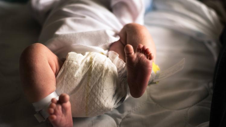 A newborn baby kicks his feet. Mineola, New York, USA PUBLICATIONxINxGERxSUIxAUTxONLY CR_FRRU191112-229738-01