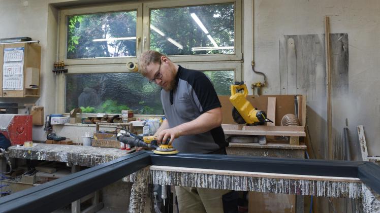 Für Sieber stand früh fest, dass er beruflich mit dem Werkstoff Holz arbeiten möchte, gerne im Bereich Fenster- und Türenbau. Bereits als Schüler machte er ein Praktikum bei Hüdepohl in Rieste.
