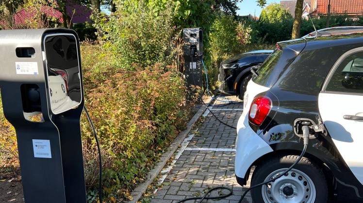 An zwei neuen Ladesäulen auf dem Parkplatz der Gemeinde Rhede können nun Elektroautos geladen werden. 