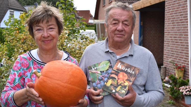 Schön leuchtend orange mag Evemarie Löser die Kürbisse am liebsten, mit ihrem Mann Frank hat sie dem Gemüse sogar ein Buch gewidmet, wie auch der Aronia-Beere. Beide Werke wurden jetzt neu aufgelegt. 