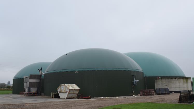 Mit dem Biogas von Biogasanlagen werden Generatoren zur Stromproduktion betrieben. Die dabei entstehende Abwärme kann als Nahwärme Gas- und Ölheizungen ersetzen. 