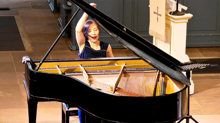 Pianistin Minako Schneegass gibt Klavierkonzert im Rathaus Stuhr