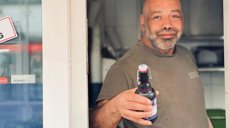 Bei „Habibi“ in Westerland gibt es Pommes und Döner, aber auch Bier. Bis 1 Uhr nachts ist geöffnet, sagt Khal Badawiyeh, der seinen Bruder im Laden unterstützt.