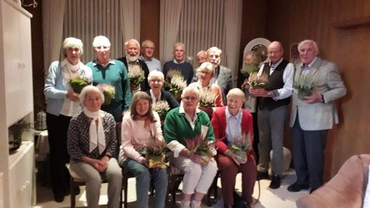 Die 16 ehemaligen Klassenkameraden aus Horst mit der obligatorischen Topfblume als Geschenk von Klaus Mohr (rechts). Klassentreffen Mittlere Reife Horst Schule