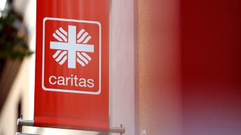 Eine Fahne mit dem Logo der Caritas in Bonn. Der Deutsche Caritasverband ist Dachverband der organisierten Caritas und W