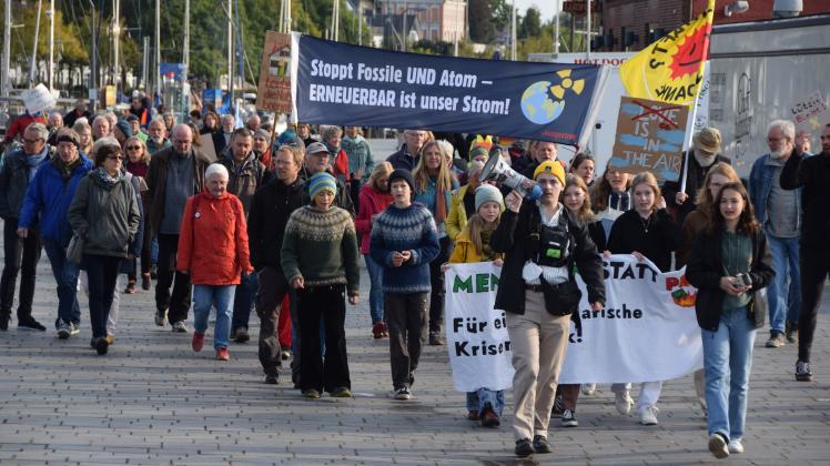 „Fridays for Future“ beim globalen Klimastreik am 23. September in Eckernförde: Etwa 70 Menschen beteiligten sich an dem Demonstrationszug durch Eckernförde, die wenigsten von ihnen waren Jugendliche.