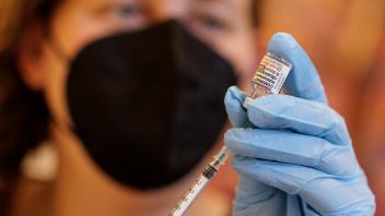 Impflinge werden am 16.09.2022 im Rahmen einer öffentlichen Impfaktion im Forum am Dom in Osnabrück mit dem an die Omikron-Variante angepassten Impfstoff Comirnaty von BioNtech / Pfizer gegen das Coronavirus SARS-CoV2 geimpft. Foto: David Ebener ***Stichworte*** Symbolbild, Symbolfoto, Illustration, Coronavirus, Corona-Virus, Corona Virus, Corona-Virus-Pandemie, SARS-CoV2, COVID-19, Krankheit, Krankheiten, Pandemie, Lungenkrankheit, Impfen, Impfung, Impfbooster, Booster, Boosterimpfung, Omikron, dam-archiv