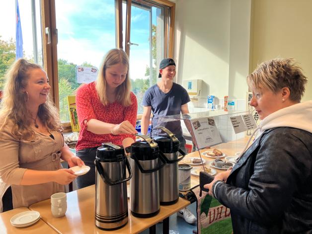 Jaqueline Kleppel (29), Lea Thomsen (19) und Leon Hass (25) beim Verkauf im „Tansania-Café“. Jaqueline Kleppel (29), Lea Thomsen (19) und Leon Hass (25) beim Verkauf im „Tansania-Café“.
