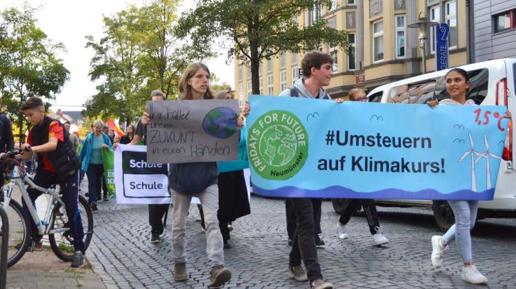 Fast 100 Menschen demonstrierten beim Klimastreik von Fridays for Future für eine Gesellschaft, die sich an den Menschen und nicht am Profit orientiert.