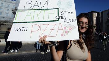 September 23, 2022 - Roman students demonstrate on Change Climate Day in Rome. Rome, Italy. via ZUMA Wire) Rome, Italy -