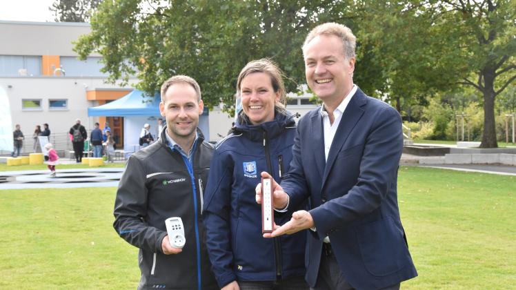 Michael Klaschik (v.l.) von der WG Warnow, Annkatrin Sdunek von der WG Schiffahrt-Hafen und der Rostocker Umweltsenator Holger Matthäus (Grüne) stellen gemeinsam zwei Energiesparfeste in Rostock auf die Beine.