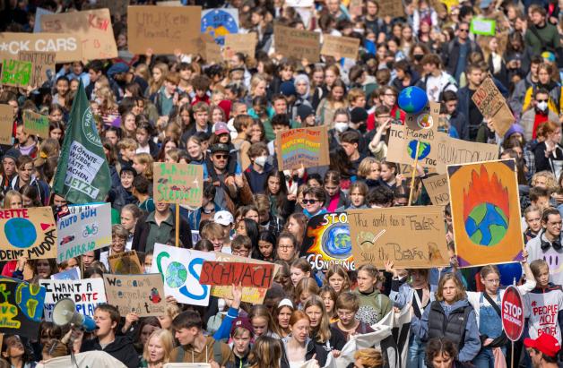 Beim Klimastreik kamen viele junge Menschen, um mit Schildern und Plakaten zu demonstrieren.