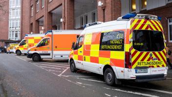 Der Rettungsdienst Falck besetzt im Auftrag der Stadt Flensburg drei Rettungswagen (RTW) und vier Krankentransportwagen (KTW).