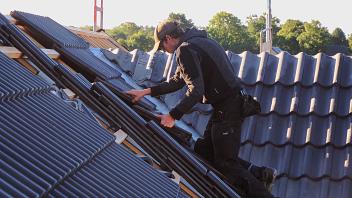 Junggeselle Niklas Möller aus Scheggerott liebt am Beruf des Dachdeckers besonders die Vielseitigkeit und die Ruhe oben auf dem Dach.