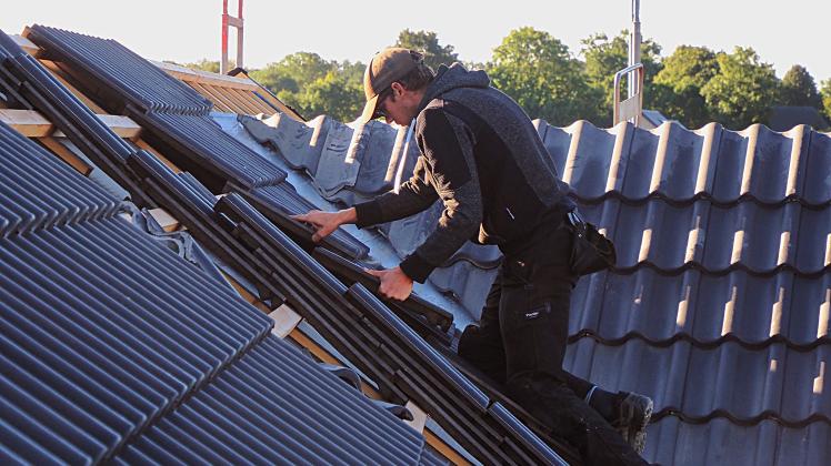 Junggeselle Niklas Möller aus Scheggerott liebt am Beruf des Dachdeckers besonders die Vielseitigkeit und die Ruhe oben auf dem Dach.
