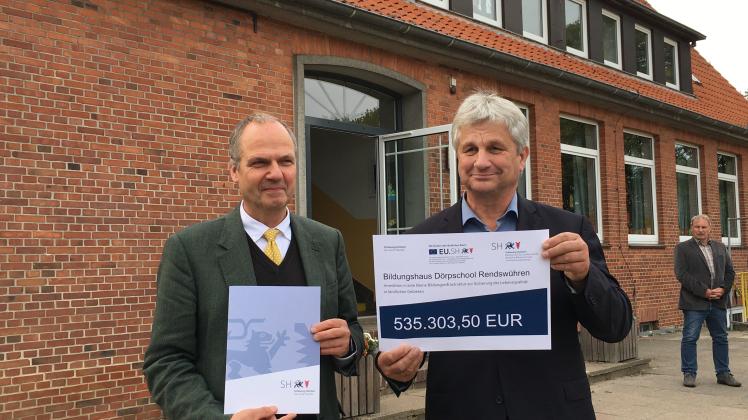 Freude auf beiden Seiten: Minister Werner Schwarz (links) übergibt Bürgermeister Dr. Thomas Bahr den Förderbescheid für den Schulanbau.