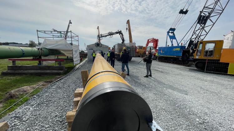 Auf dem Gelände von Covestro in Brunsbüttel wurden heute die ersten Spezialstahlrohre für die neue Gasleitung zusammengeschweißt.