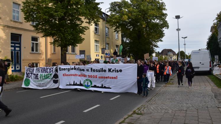 Der Demonstrationszug vom Klimastreik am 23. September 2022 setzt sich in Bewegung