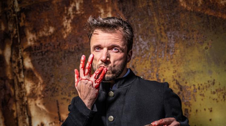 Schauspieler Matthias Hinz spielt die blutigen Machtspiele des Richard auf der Bühne aus.