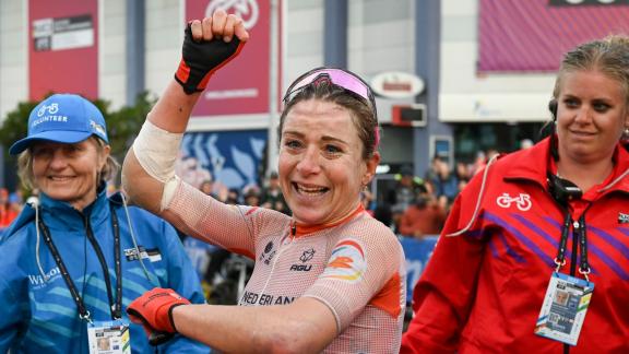 <p>dpatopbilder - Annemiek van Vleuten siegte bei der WM mit einem gebrochenen Ellenbogen. Foto: Dirk Waem/BELGA/dpa</p> Weltmeisterin