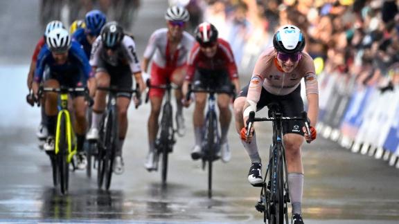 <p>Die Niederländerin Annemiek van Vleuten überquert beim WM-Straßenrennen in Wollongong als Erste die Ziellinie. Foto: Dirk Waem/BELGA/dpa</p> Annemiek van Vleuten