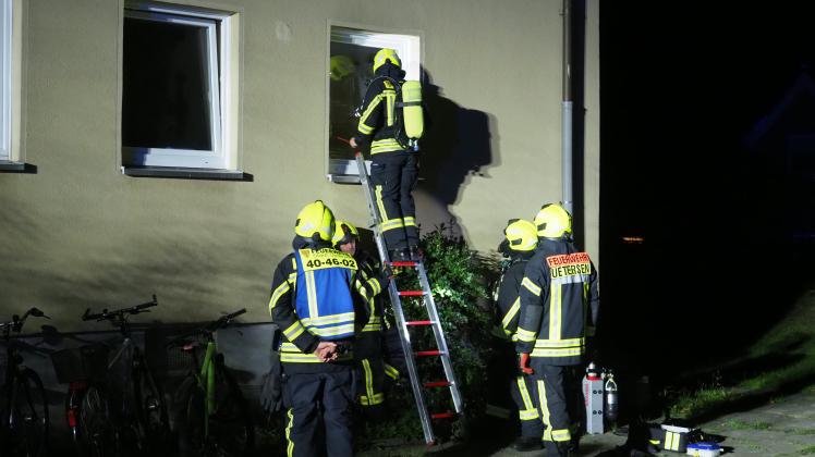 Nachdem sie ein auf Kipp stehendes Fenster ganz geöffnet hatten, konnten Feuerwehrleute in die Wohnung gelangen, in der ein Rauchwarnmelder piepte.