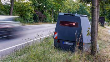 Osnabrueck, Deutschland 30. August 2022: An einer Straße, in einem mit Bäumen bestückten Seitenstreifen, steht ein Radar