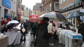 Am Sonnabendvormittag sah man fast nur Regenschirme durch die Straßen von Wilster ziehen. Flohmarkt Wilster