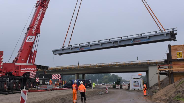 In Neuenkirchen-Vörden wird eine Behelfsbrücke über die Autobahn gebaut-