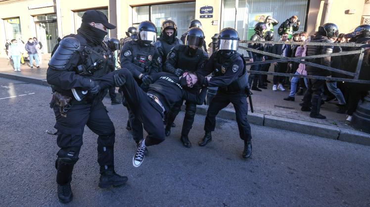 ST PETERSBURG, RUSSIA - SEPTEMBER 24, 2022: Riot police officers detain a participant in an unauthorized rally against