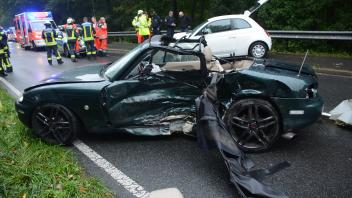 Der Fahrer des Mazda Cabrios überlebte den schweren Unfall bei Osteinbek nicht