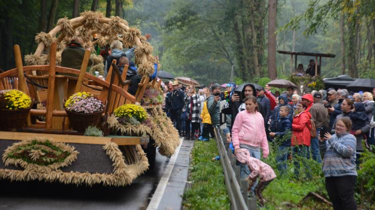 Gebührender Empfang für die Erntewagen im Umzug beim Kreiserntefest in Greven, es herrschten sehr schlechte Wetterbedingungen.
