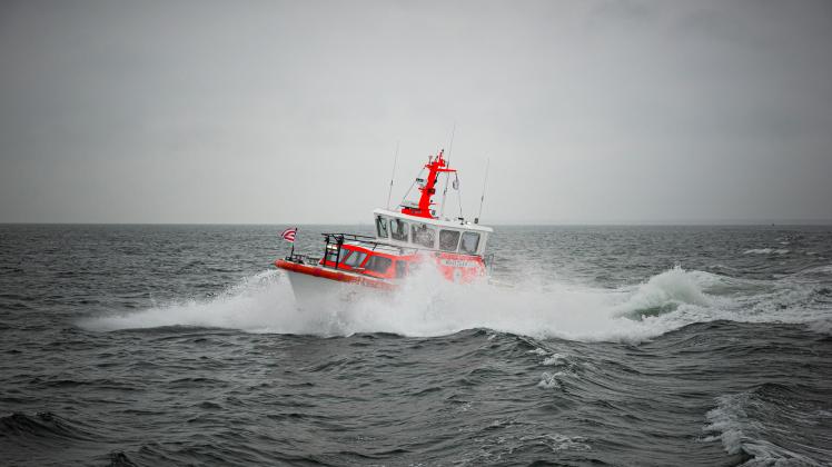 Mit dem Seenotrettungsboot „Romy Frank“ haben die freiwilligen Seenotretter der DGzRS-Station Puttgarden einen verletzten Wassersportler an Land gebracht.