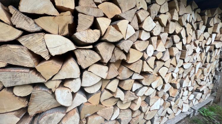 Brennholz ist wertvoll geworden in diesen Tagen.
