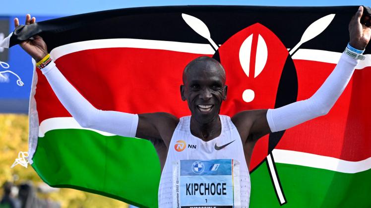 Kenya&apos;s Eliud Kipchoge celebrates after winning the Berlin Marathon race on September 25, 2022 in Berlin. - Kipchoge has beaten his own world record by 29 seconds, running 2:01:10 at the Berlin Marathon. (Photo by Tobias SCHWARZ / AFP)