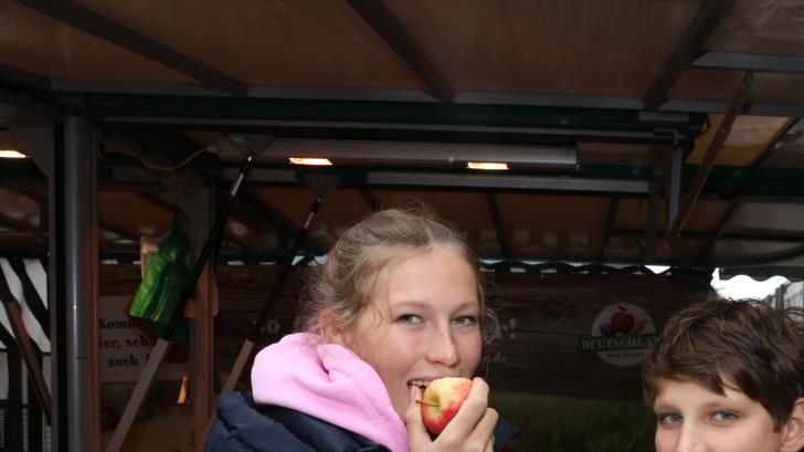 Maja und Lukas Robohm warben Sonnabend mit ihren Eltern auf dem Pinneberger Wochenmarkt für Äpfel aus dem Alten Land.