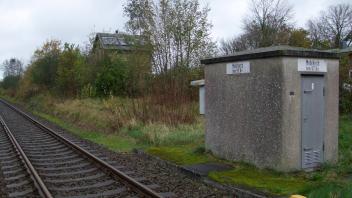 Hier sollten nach den Wünschen der Bürger wieder ein Zug halten. Im Hintergrund der alte Bahnhof.