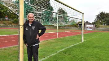 Simon Hansen betreut seit 38 Jahren die 1. Frauen-Fußballmannschaft im MTV Leck.