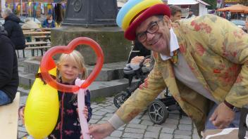 Viktoria freute sich über Luftballon-Figuren, die ihr Salvatore Sabbatino bastelte. Interkulturelle Woche Glückstadt Neubürger Stadtfest Fest willkommen