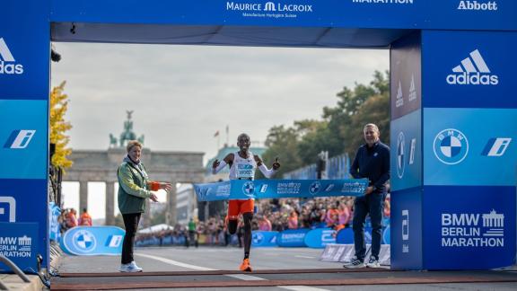 <p>2:01:09 Stunden: Eliud Kipchoge läuft in Berlin Marathon-Weltrekord. Foto: Andreas Gora/dpa</p> Weltrekord